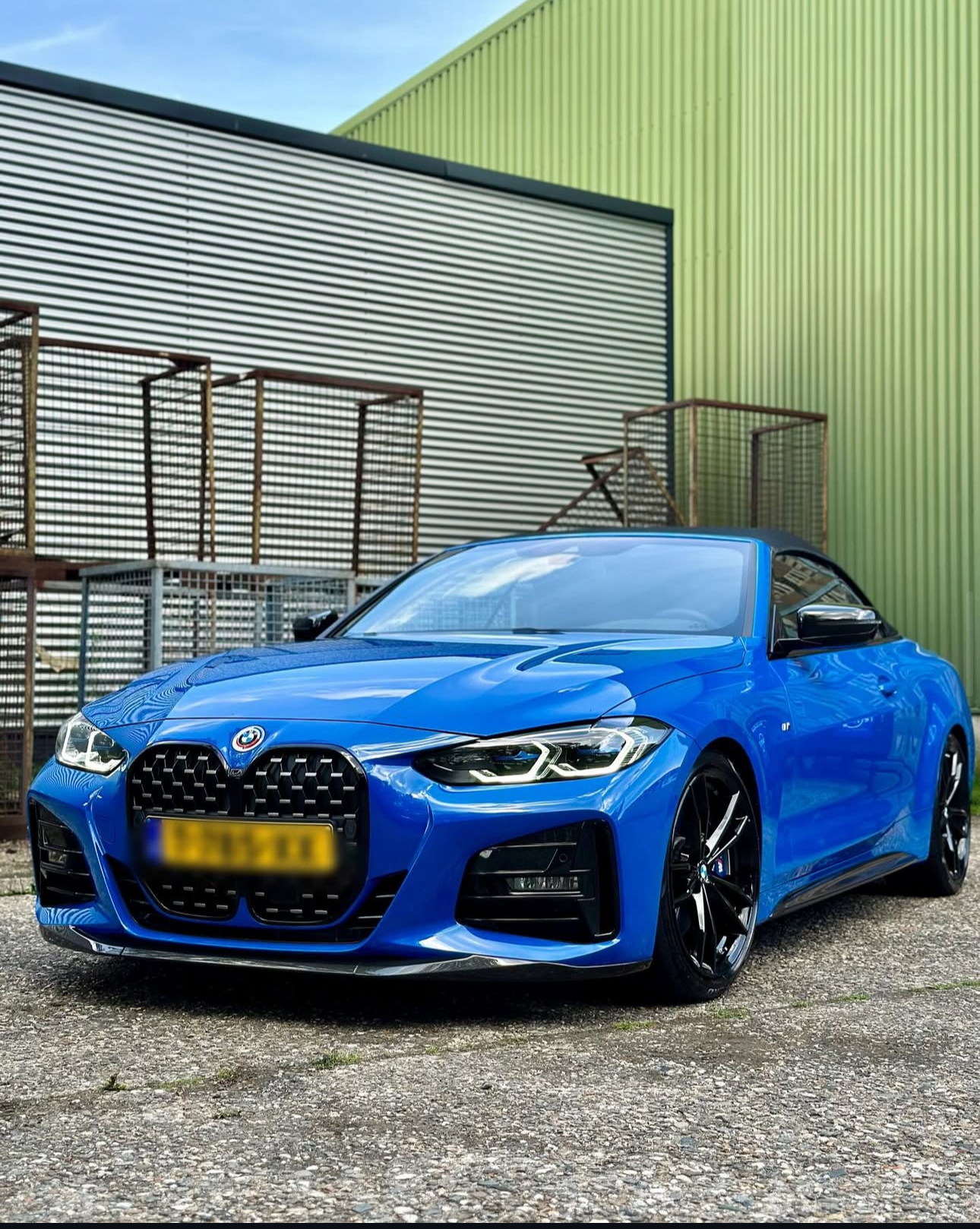 Gepolijste auto met diepe glans