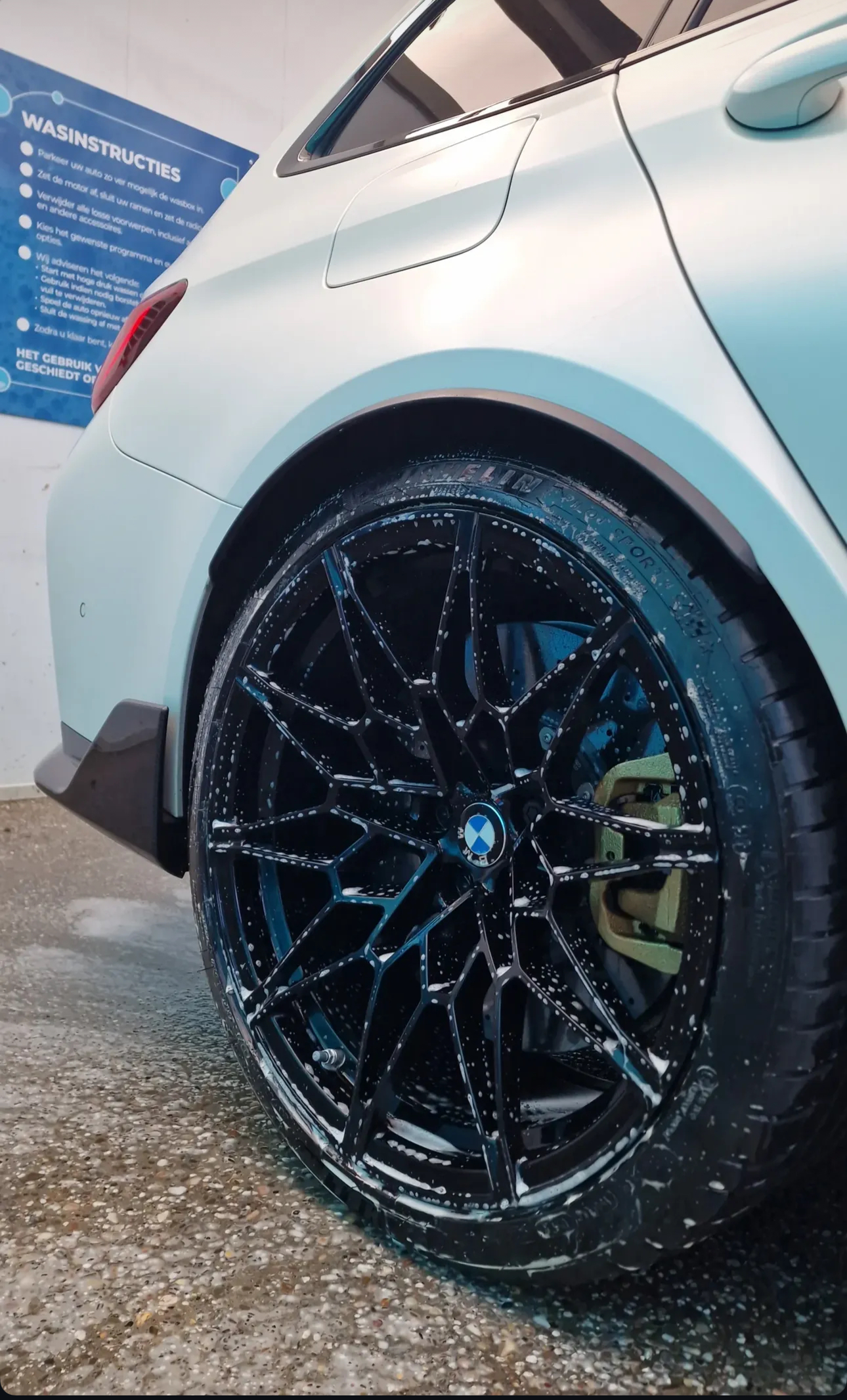 Detailing resultaat aan de buitenzijde van de auto