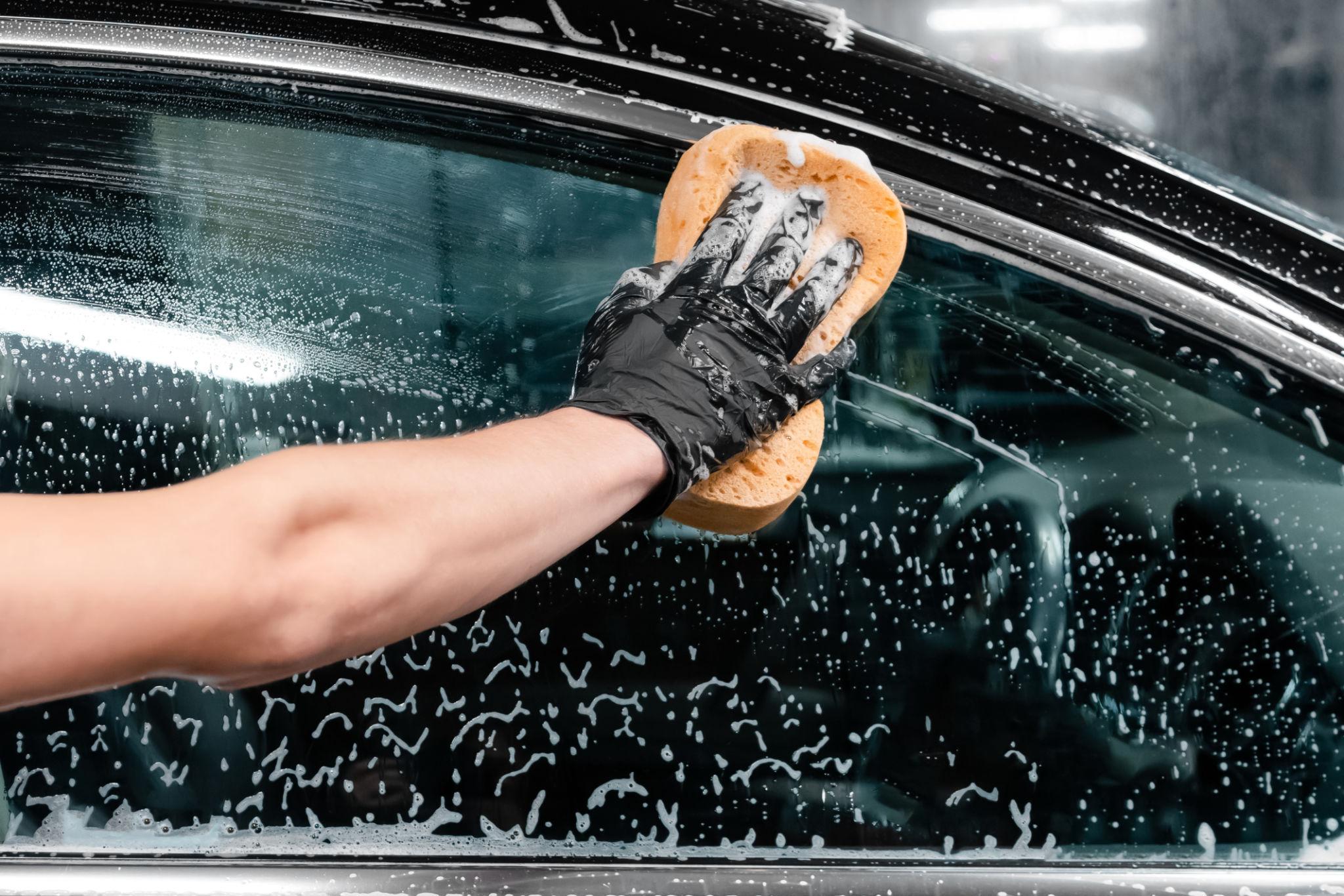 Auto wassen met spons